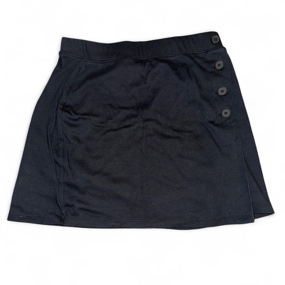 Black SO women’s mini skirt with button detail.
Size S.